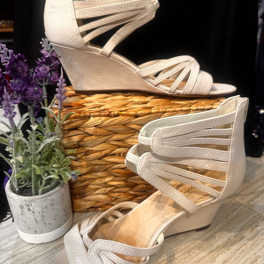 Nine West Cream Wedge Sandals with Criss-Cross Straps
Size 9
3” heel